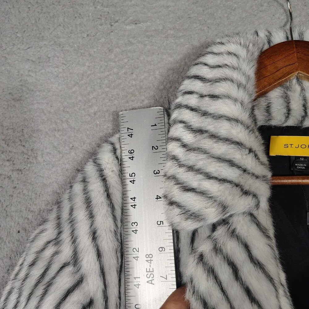 St. John Jacket Women's 12 Black White Striped Faux Fur Lined  Fuzzy Maximalist - Picture 5 of 13
